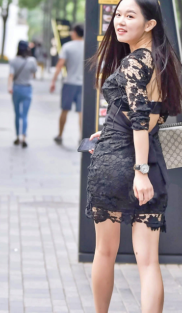 像丝绒这种裙子就要做很贴身的款式才能展现女人的美,美女这件裙子是