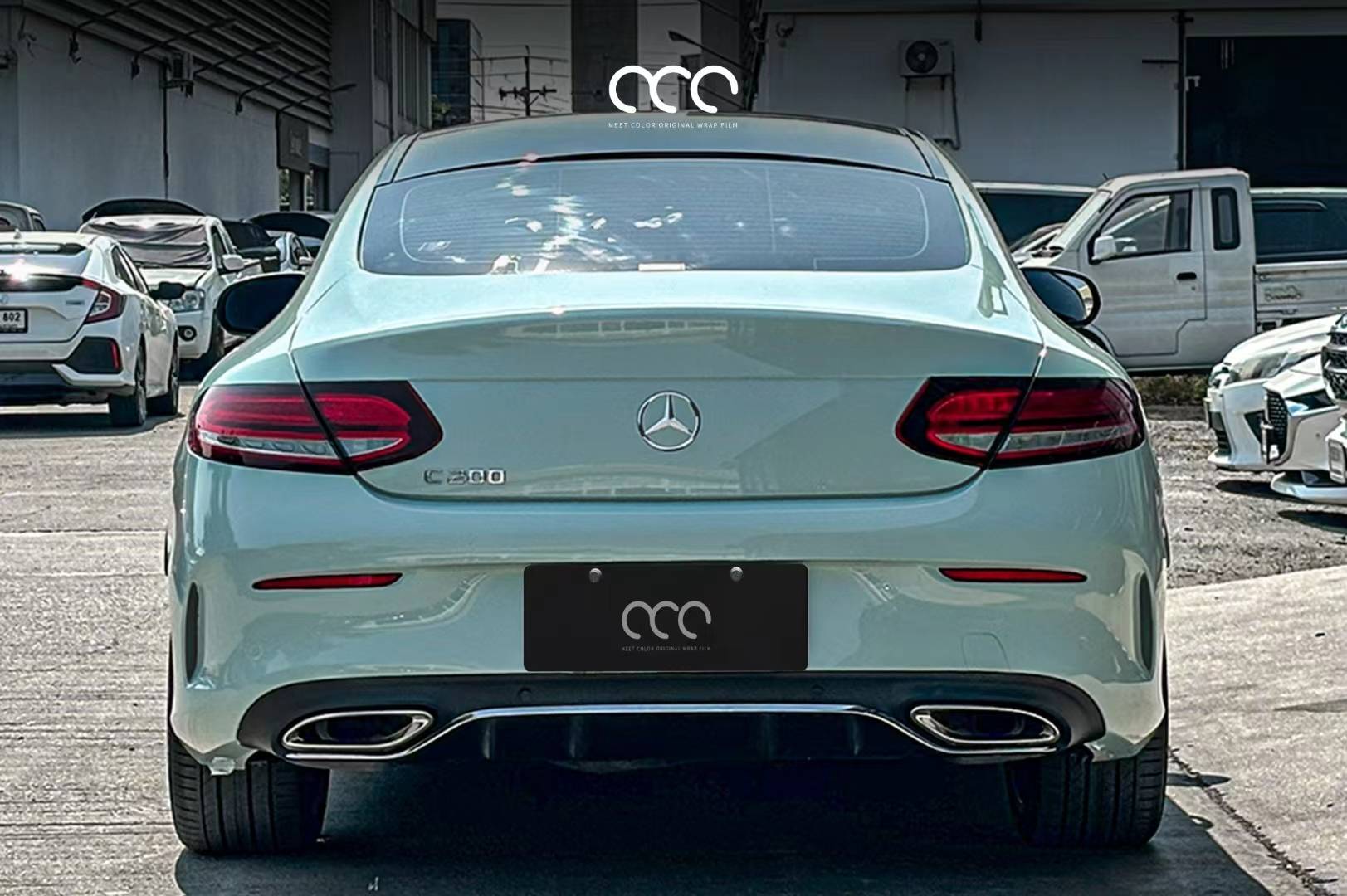 奔驰c级漫彩狄斯绿改色膜,蓝绿交融 明快轻盈