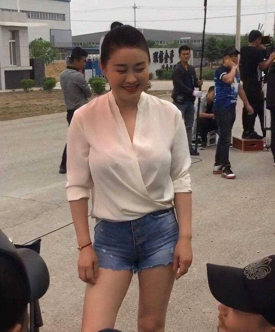 关婷娜如今是备受瞩目的娱乐圈女演员之一.