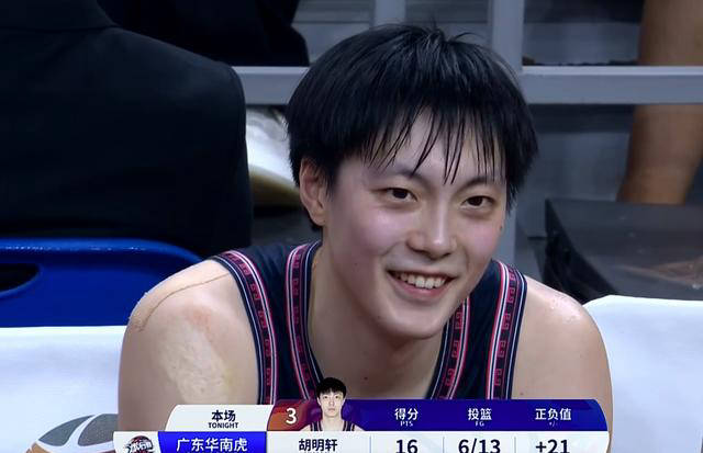 他具备足够身高和臂展,在防守端比胡明轩更强大.