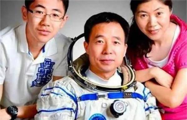 英雄航天员景海鹏,他是中国唯一3次上太空的人,近况生活如何?