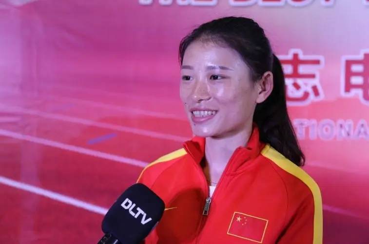 中国女子马拉松的"浪姐"不止张德顺一人,而是前呼后拥