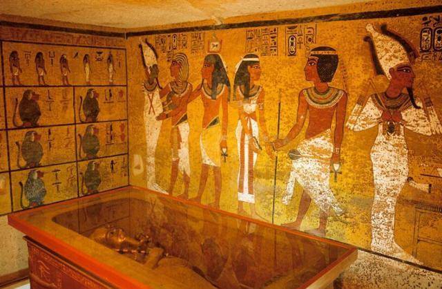   引起 埃及法老墓出土了两件文物，一件是被勾践的剑碾碎的，一件是来自Cosmos 空。 
