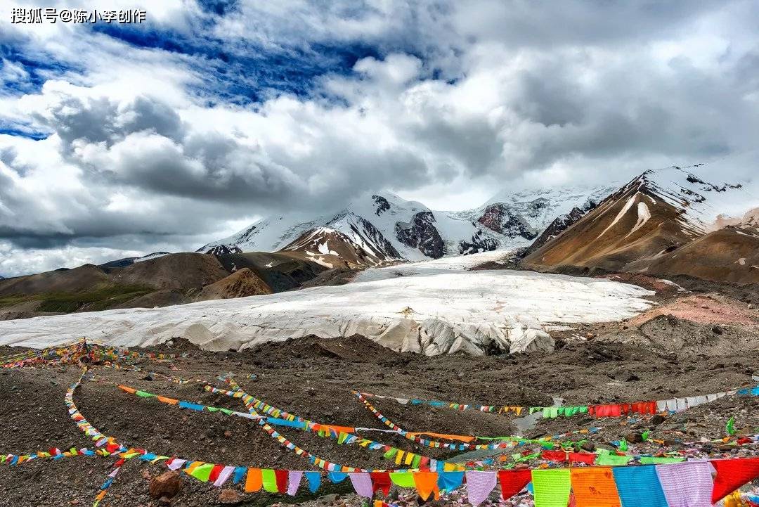 阿尼玛卿山,冰川雪山,云雾缭绕,一座神秘而壮丽的雪山.