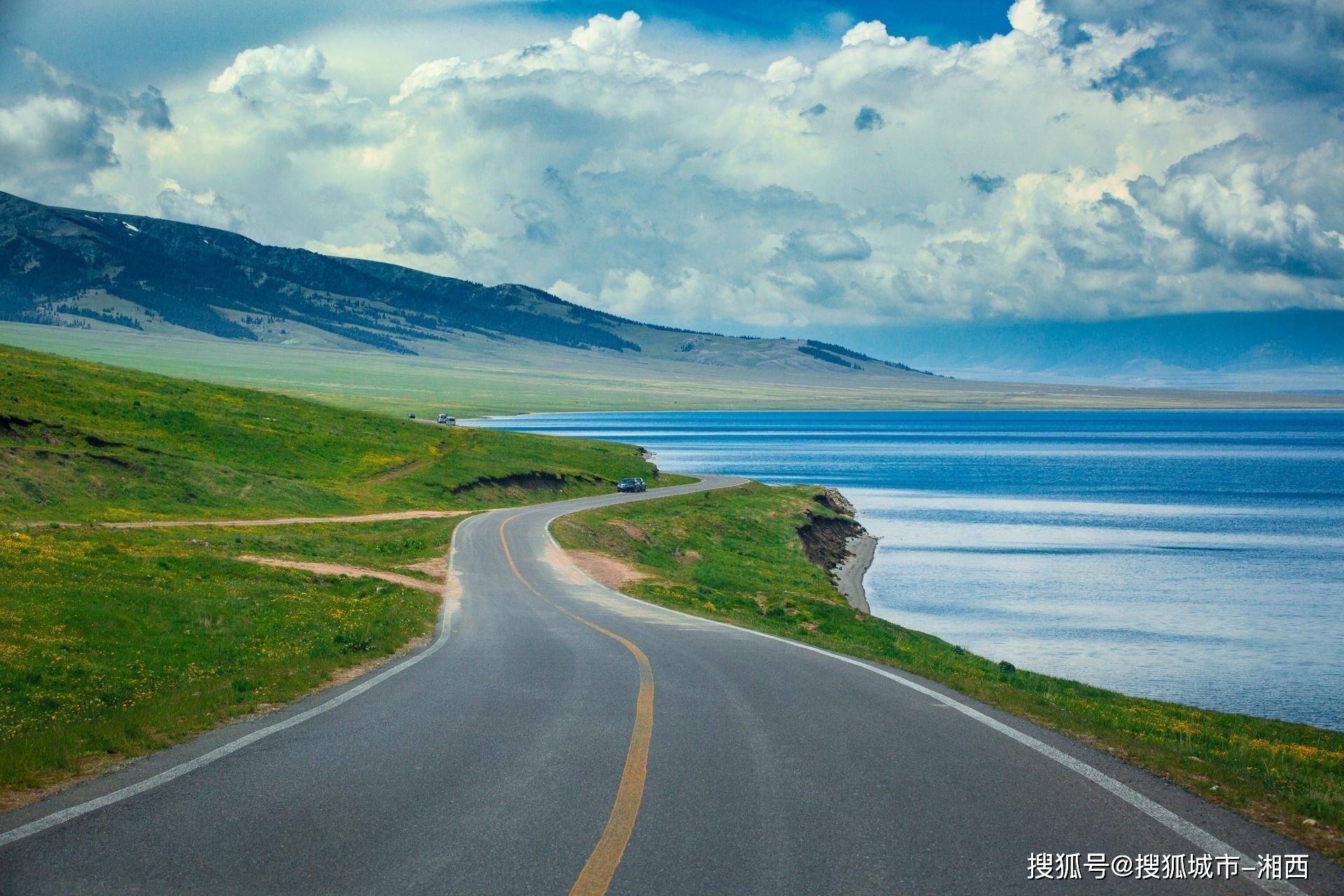 新疆地理地貌新疆的地形地势可以用一句话来概括,这就是"三山夹两盆".