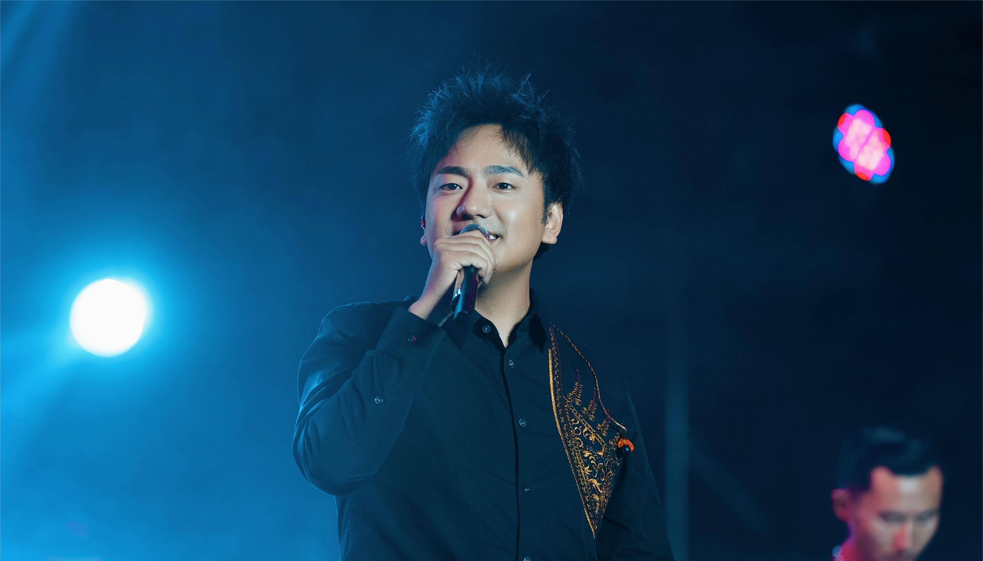 除了这些,海来阿木的曲风和袁树雄的《早安隆回》非常相似,后者在当年