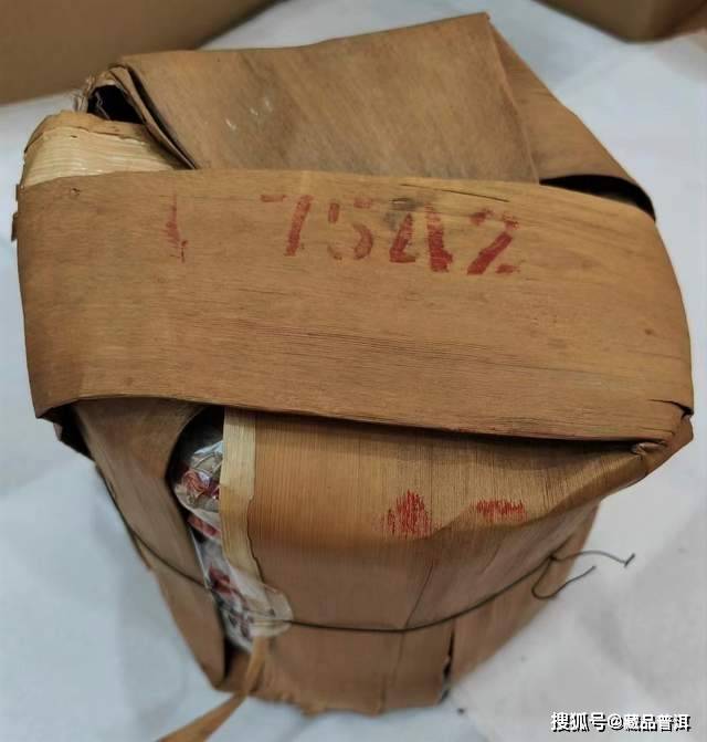 2004年红大益7542青饼缺角厂,整筒是笋壳包装,上面印着红色7542字样.