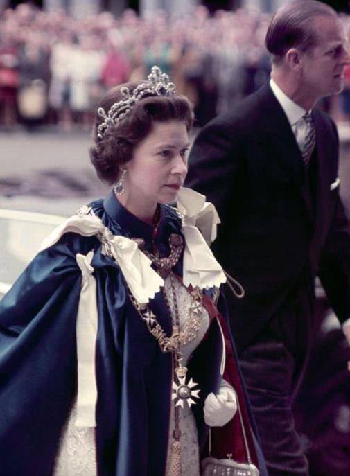 菲利普亲王下葬,灵柩上花环下藏着女王亲笔信,落款"莉莉贝特"_葬礼