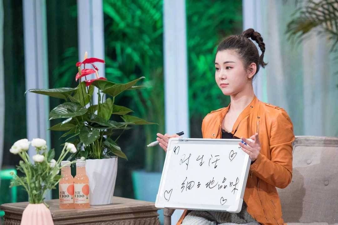 李小萌真会穿!皮衣 吊带 阔腿裤,丰盈上身曲线,营造层次又显高