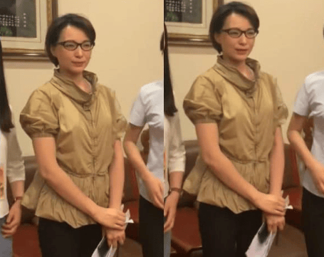 上海偶遇董卿,本人高高瘦瘦,状态松弛了很多,素颜梳着利落的短发清爽