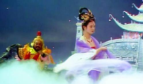 也不是家喻户晓的奔月的嫦娥,而是月宫的一个普通宫女,又称霓裳仙子