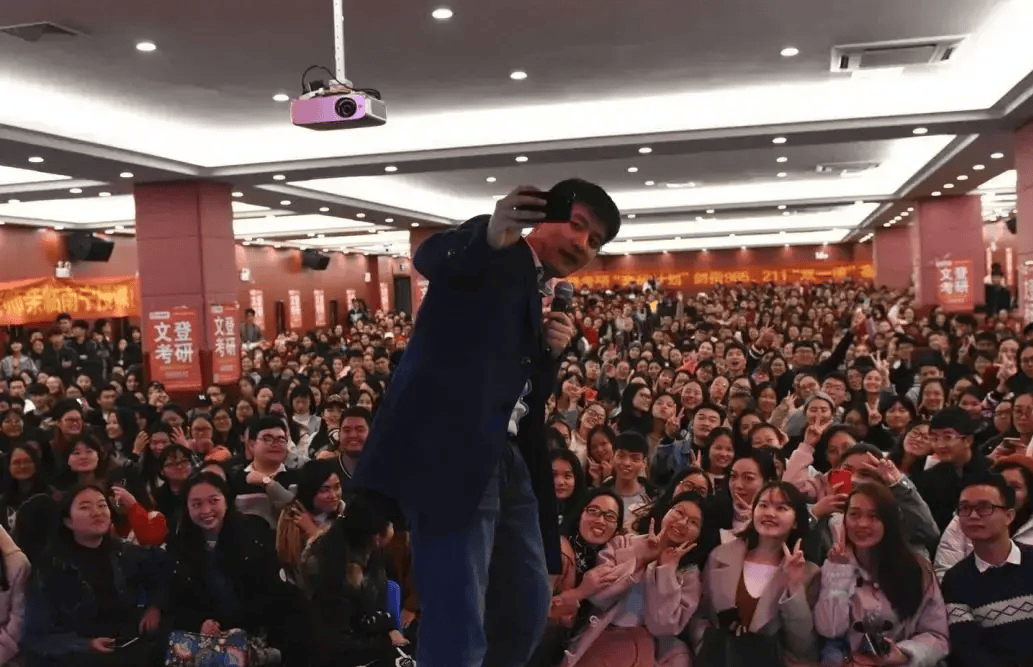 张雪峰,一个敢于说实话而又有侠肝义胆的人民教师_生活_演讲_年轻人