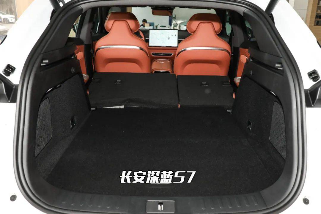 其他方面,深蓝s7匹配235/55 r19的轮毂,零跑c10匹配235/55 r18的蚂北