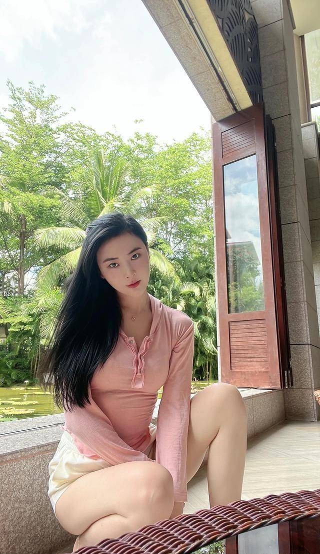 世界小姐吴丹身姿绝美,花容月貌让人心弦颤动,是世间少有的绝色