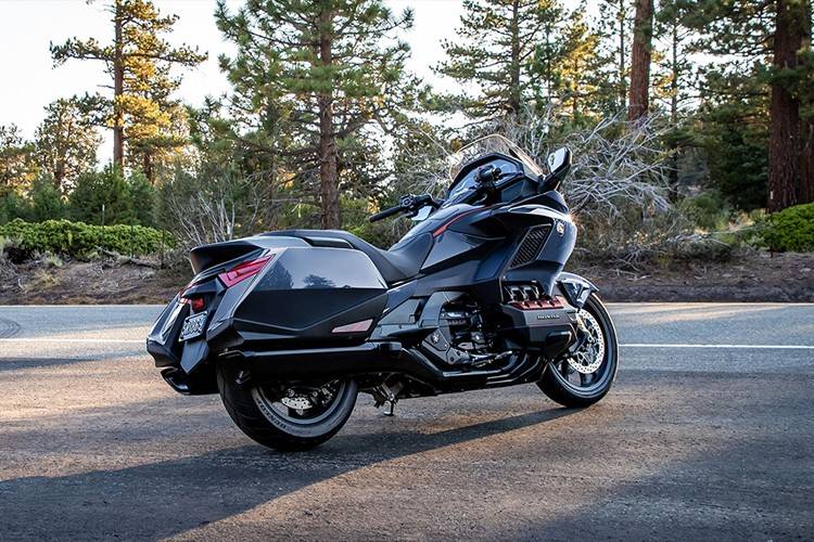 本田gl1800金翼宝马r18洲际旅行家哈雷旗舰滑翔回到产品本身,宝马r18