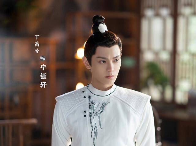 丁禹兮在《春闺梦里人》中饰演男主"宁钰轩",是一位成熟稳重,俊朗帅气