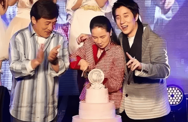 成龙一家罕见同框,68岁成龙一脸老态,70岁林凤娇清丽优雅似姐姐