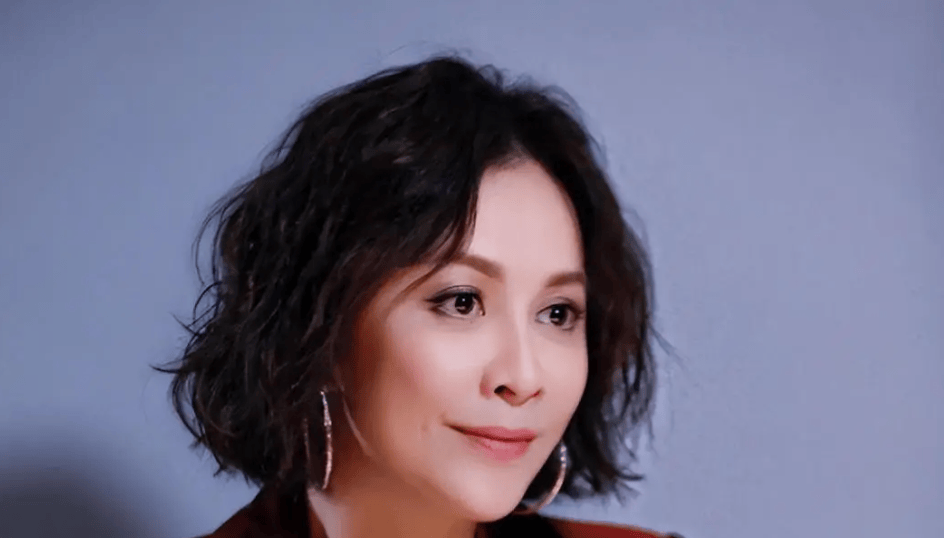 惊艳!刘嘉玲高调秀恩爱,新发型,红毛衣太抢眼!网友:太会整活