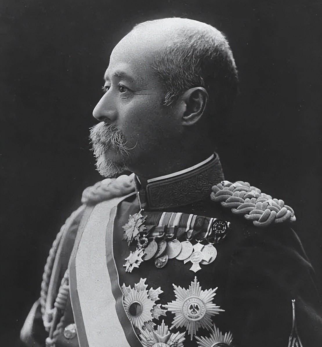 儿玉源太郎按照这个计划,由川村景明大将指挥的第五军将打着第三军的