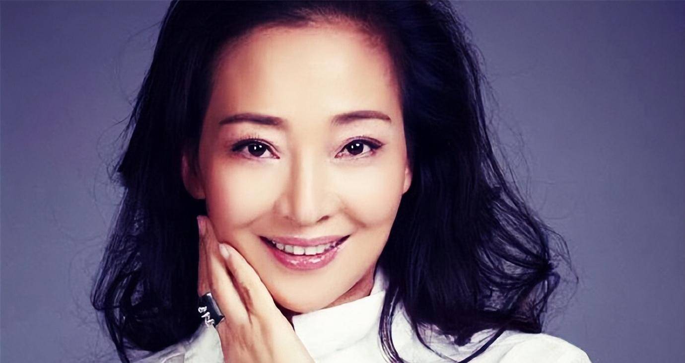 同样是演"金花婆婆",把陈紫函和阎青妤放一起,差距就出来了