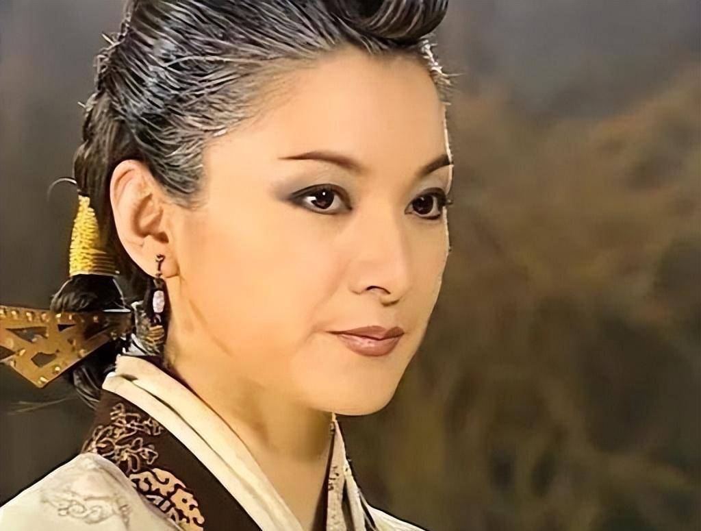 同样是演"金花婆婆",把陈紫函和阎青妤放一起,差距就出来了