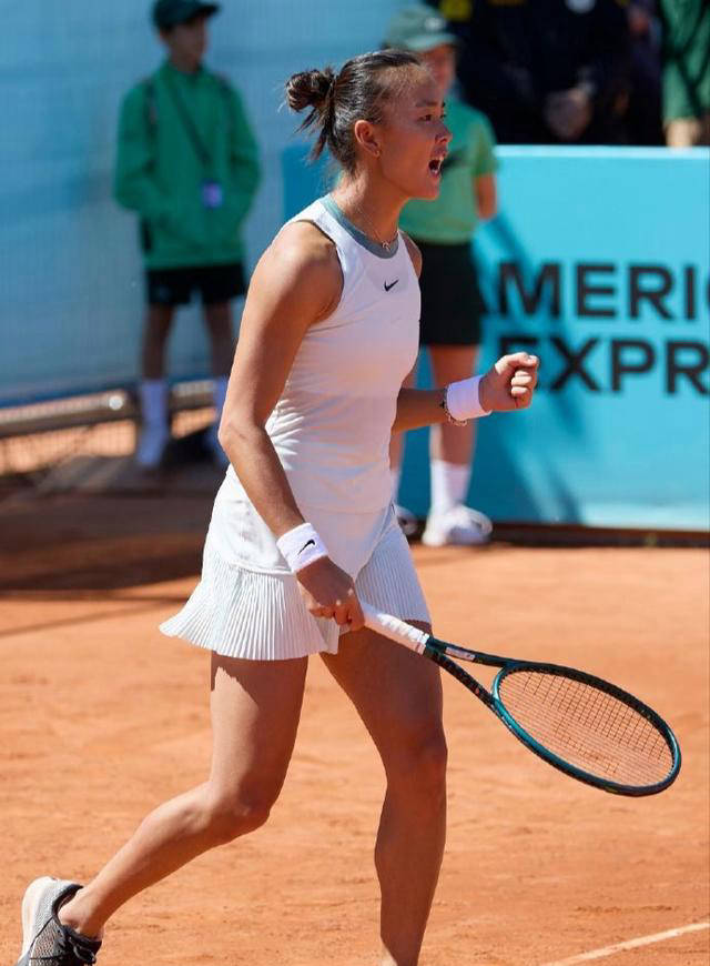 中国莎娃"三姐"王欣瑜逆转夺胜备战次轮巴西强手