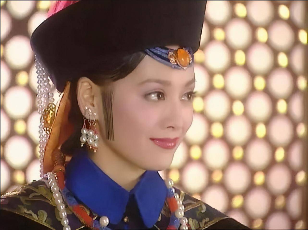 排在她前面的,除了中宫的哲哲皇后,还有自己的亲姐姐海兰珠宸妃,宸妃