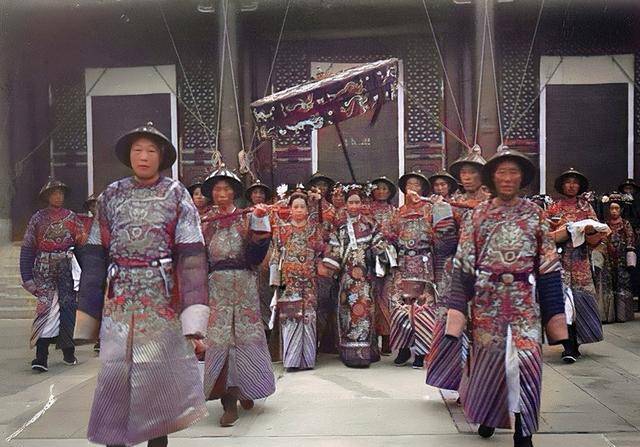 慈禧人生中唯一一张面带笑容的照片,女绣工熟练刺绣官服