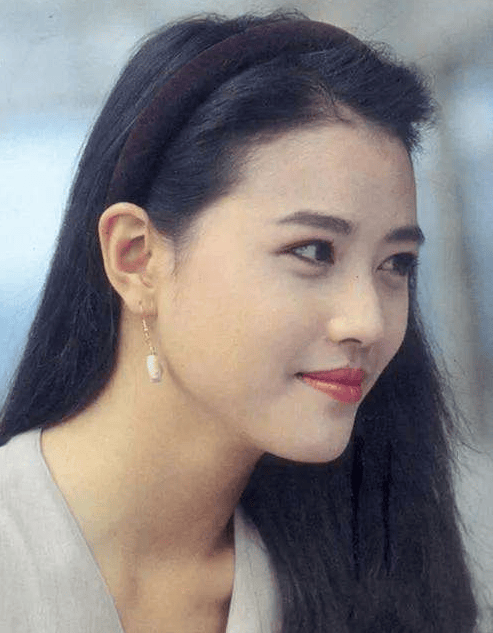 离婚之后,富商伍士荣追求周海媚,短短一年时间不到两人分手,随后