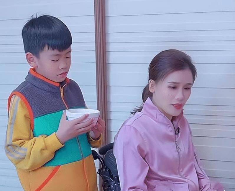 桑兰觉得儿子就像是一个小天使,对自己的情绪非常敏感.