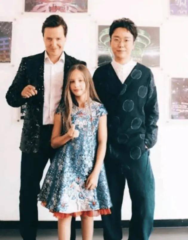 李玉刚被曝三婚娶乌克兰美女,两人还有个混血女儿_生活_艺术_妻子