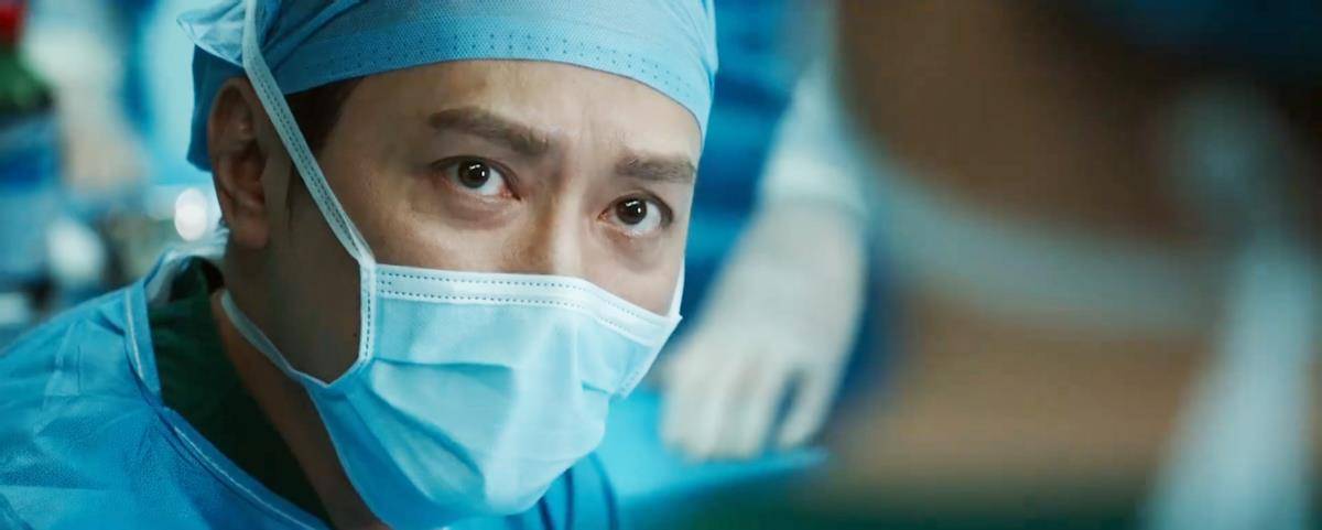 再比如最后男孩接受手术时遇到了困难,冯绍峰饰演的主刀医生林立不由