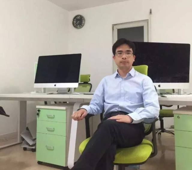 苏享茂是个自卑沉默寡言的人,智商高,情商低,标准的理工男,码农,在