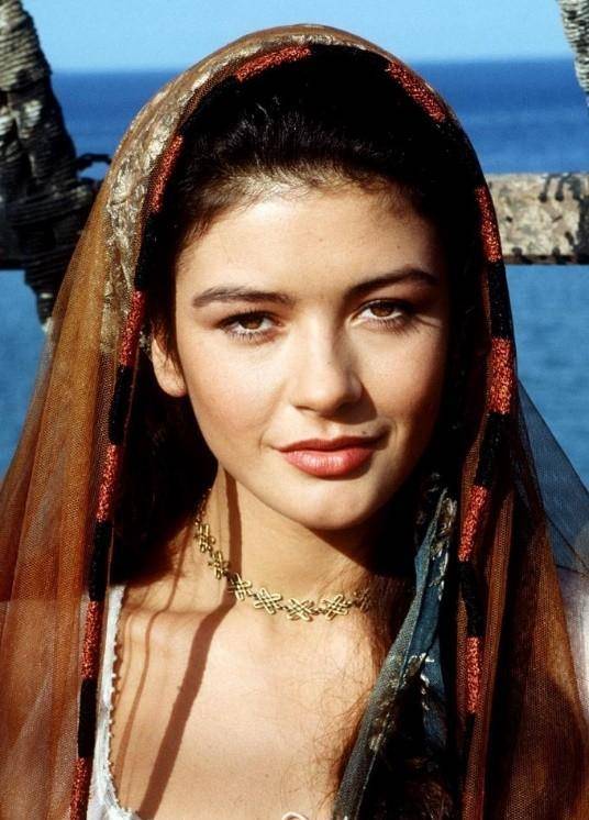 兼具中西方之美,一张毫无瑕疵的脸,琥珀色的眼睛中带有几分桀骜不驯