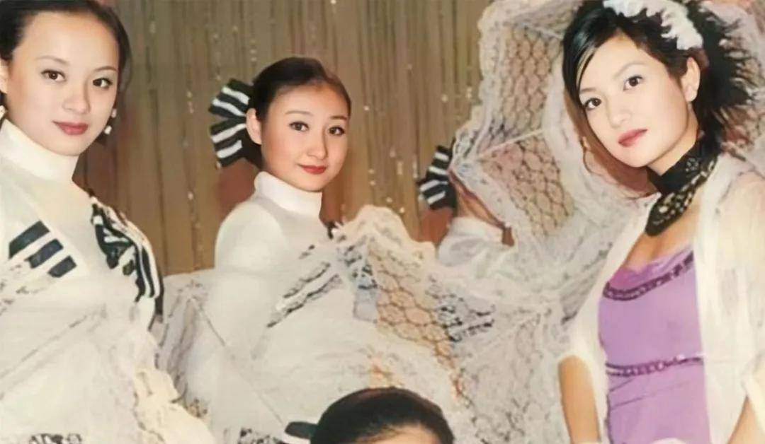 可好景不长,13岁那年,爸妈离婚,孙俪跟着妈妈过起了紧巴巴的日子.