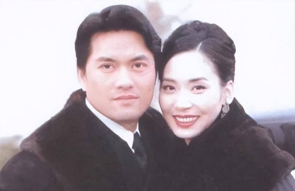 学成之后,2000年,在珠宝界大佬郑裕彤的帮衬下,邝美云投资5000万元在