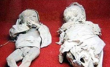 其头,背,脚等地方挖通,往里面灌入水银,而死人因为血液不通没法灌水银