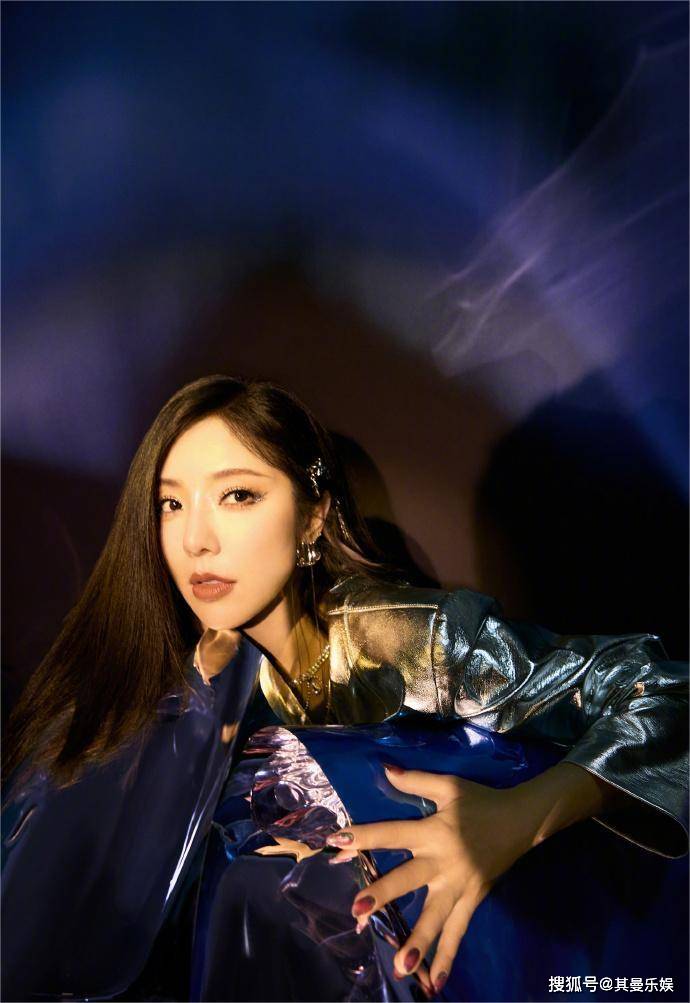 赵奕欢银色紧身穿搭炫酷上线,犀利眼神坚定闪耀,引领未来风尚!