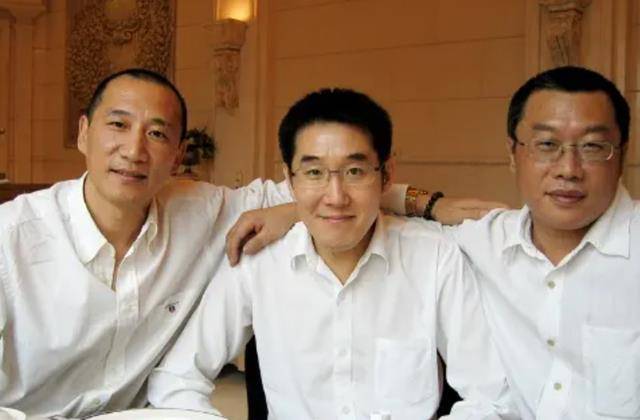 因不满银行柜员态度,北京富豪一怒取走存款,行长亲自上门道歉_张小波