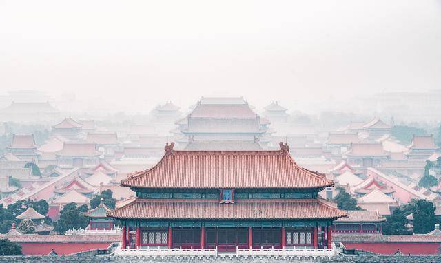 当时居仁堂二楼大厅里有慈禧的宝座,宝座上铺着黄缎锦垫,后面还竖着