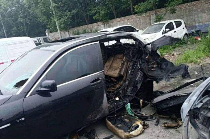 宝马三厢被撞成了一厢半这次车祸的影响对于宝马车的三名乘客和他们的