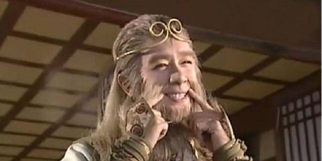 没有兵器,我便去龙宫取了定海神针,顺便再拿走凤翅紫金冠,锁子黄金甲