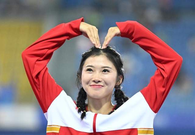 多,很多东西都会被人放大,例如她右臂上的那个由花环缠绕皇冠的纹身