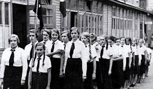 的元首献出了自己的身体,主动和德国军人"合作",成为了纳粹的生育机器