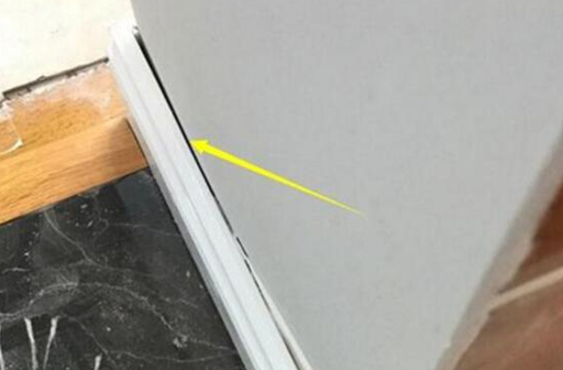 验收时发现踢脚线有问题,业主气得直接把油工师傅给叫过来