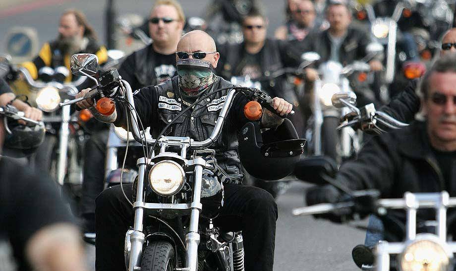 摩托帮派格里赛达发现迈阿密当地的摩托帮平时就靠抢钱杀人为生,这些