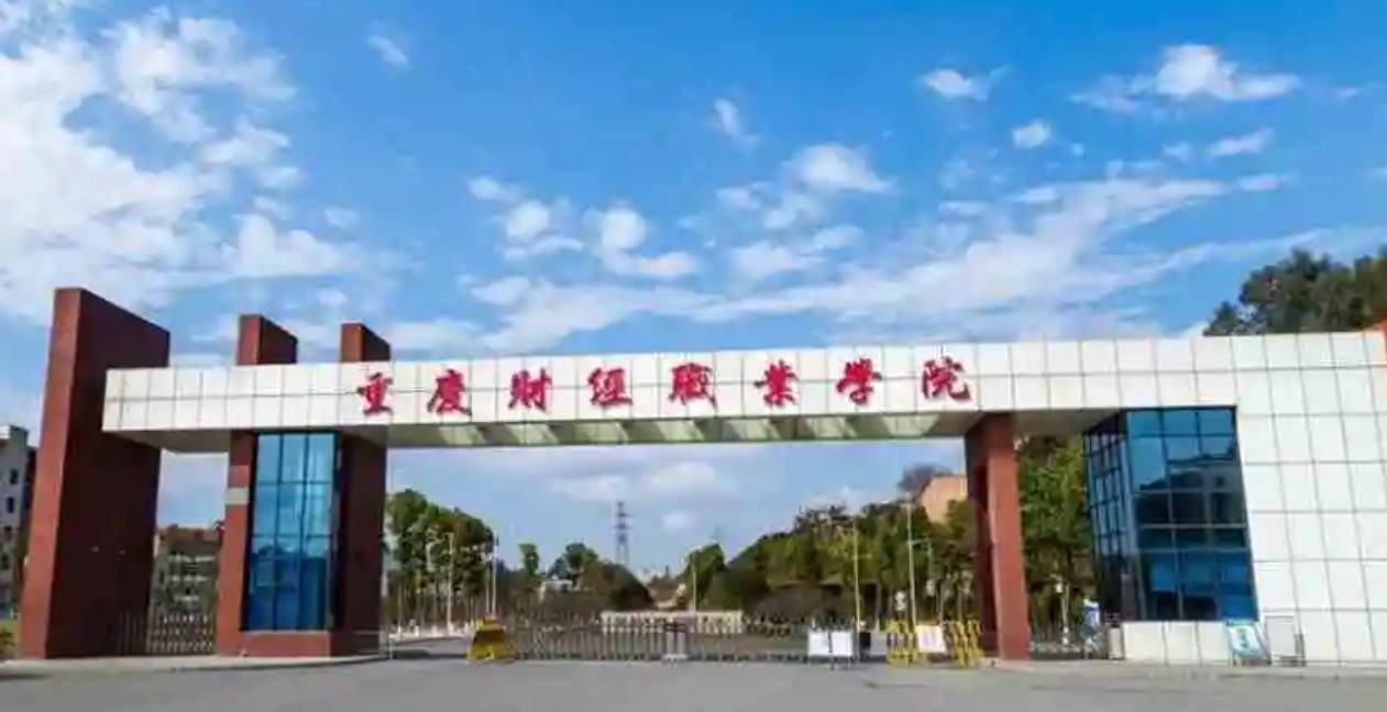 2007年她考上了重庆财经职业学院,离开家乡在外地住校之后,这种不平衡