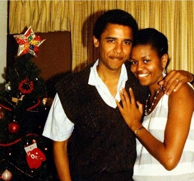 1992年奥巴马结婚,跪在地上给妻子穿鞋,结婚30年把米歇尔宠上天