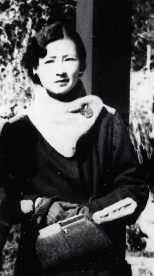 前来看望儿子的李蕙仙看到两个人亲密的肢体接触,瞬间火冒三丈,还未曾