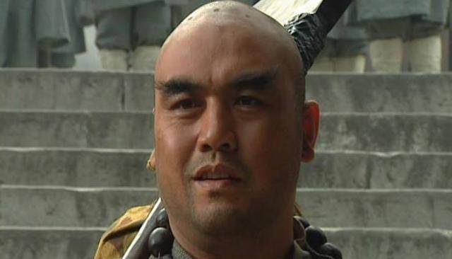 梁山英雄排完座次,宋江用了一箭三雕毒计,再无人敢公开反对招安